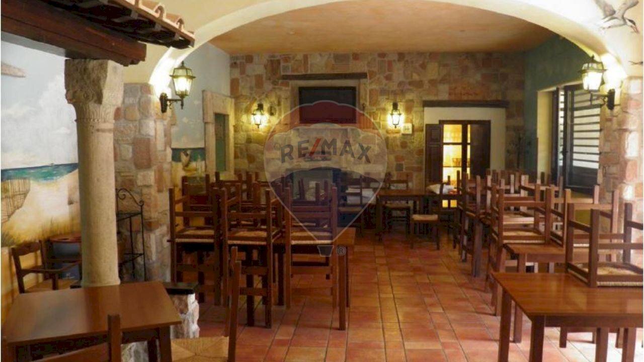 Sala da pranzo - Locale Commerciale Via Antonio Gramsci, Fara in Sabina - foto 1