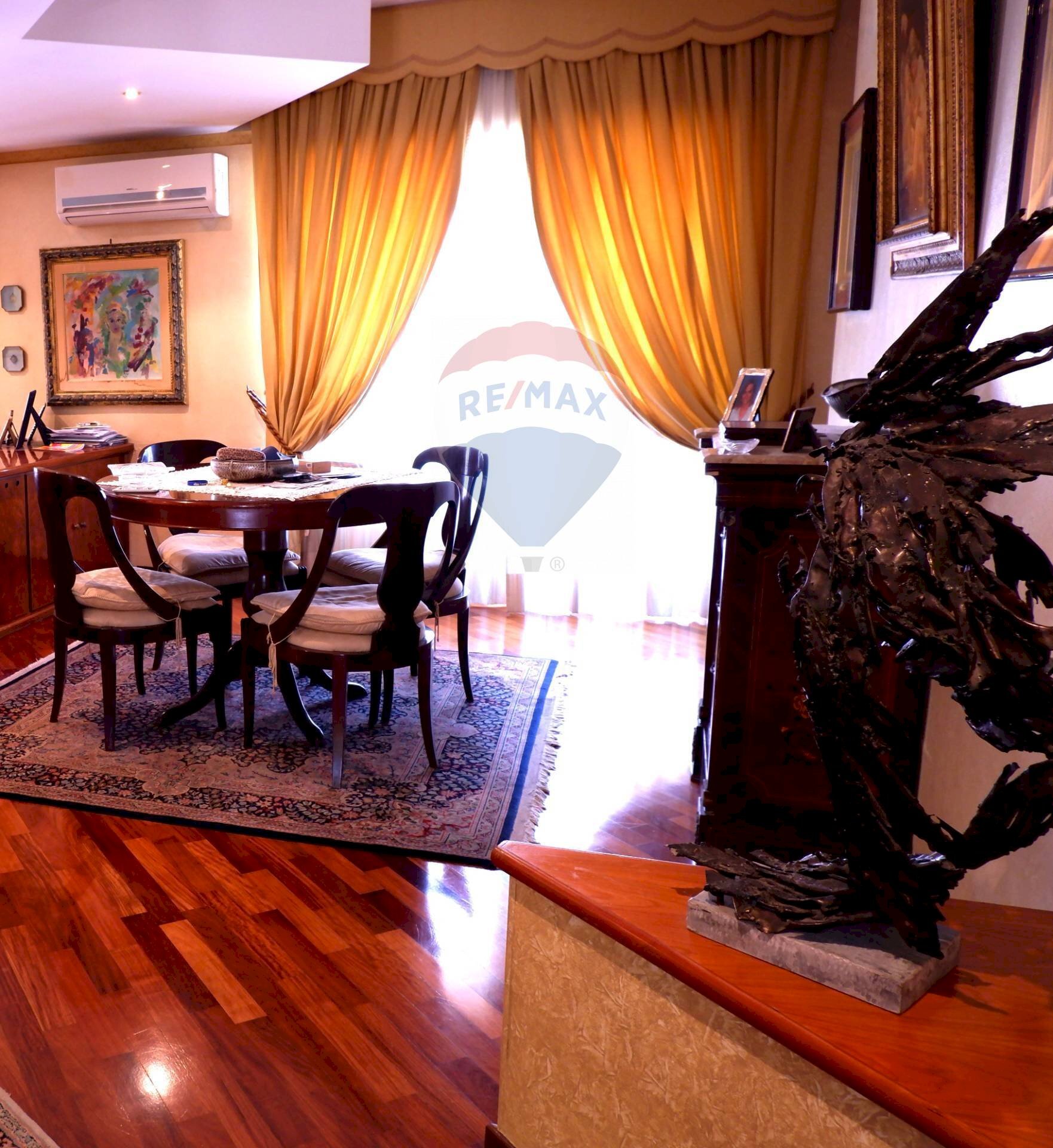 Sala da pranzo - Quadrilocale Via Petrarca
 
44, Caserta - foto 3