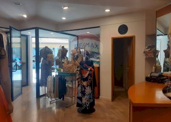 interno - Locale Commerciale Viale XXIV Maggio
 
56, Vieste - foto 5