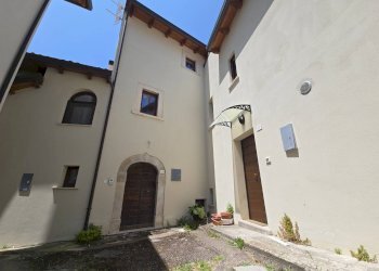 Foto 1 - Independent house Piazza Vittorio Emanuele
 
12, Barete - photo 1