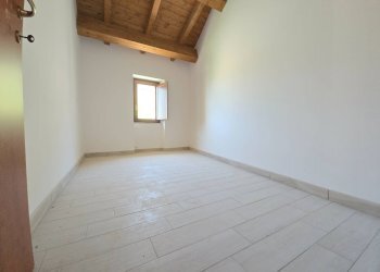 Foto 12 - Independent house Piazza Vittorio Emanuele
 
12, Barete - photo 12