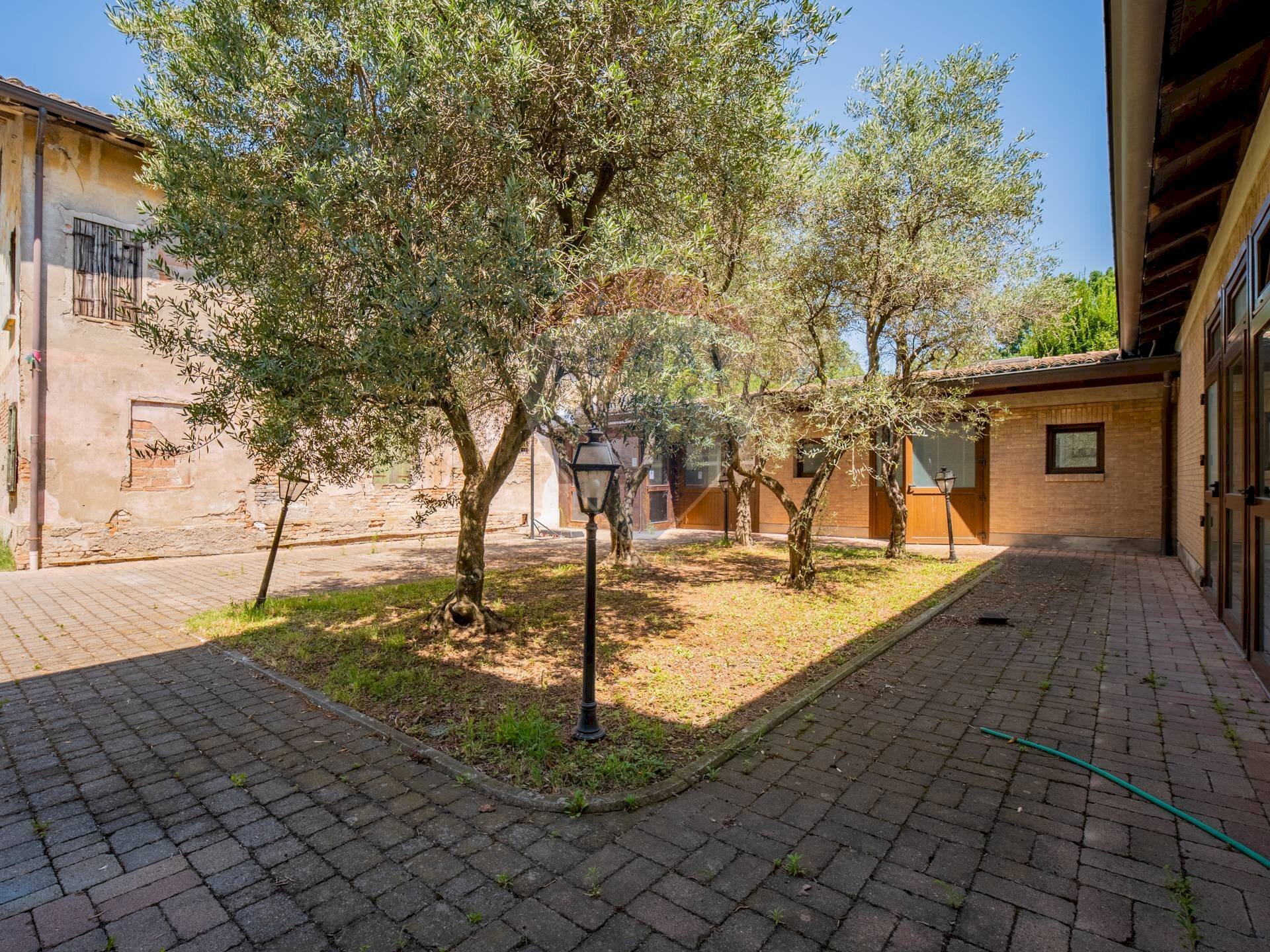 Edificio all\'aperto - Bilocale Via Dante Alighieri
 
9, Cadelbosco di Sopra - foto 1