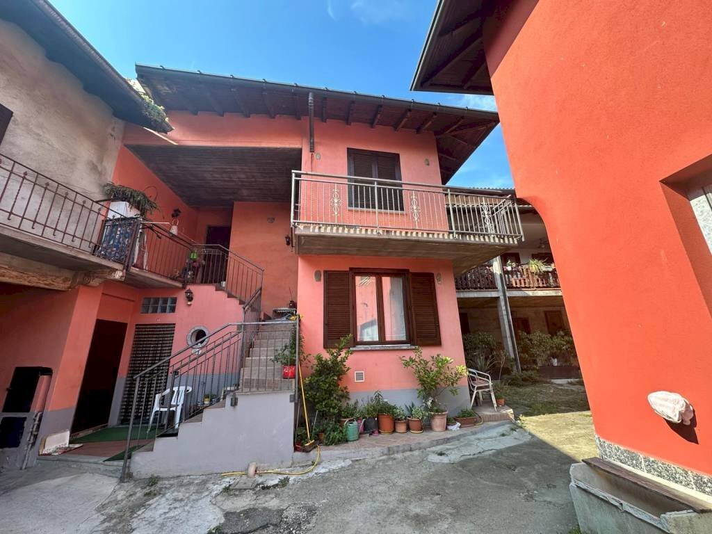 Facciata - Casa indipendente via Vittorio Veneto, 13, Caronno Varesino - foto 1