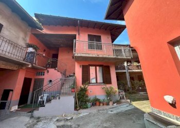 Facciata - Casa indipendente via Vittorio Veneto, 13, Caronno Varesino - foto 1