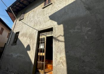 Facciata - Casa indipendente via Vittorio Veneto, 2, Caronno Varesino - foto 8
