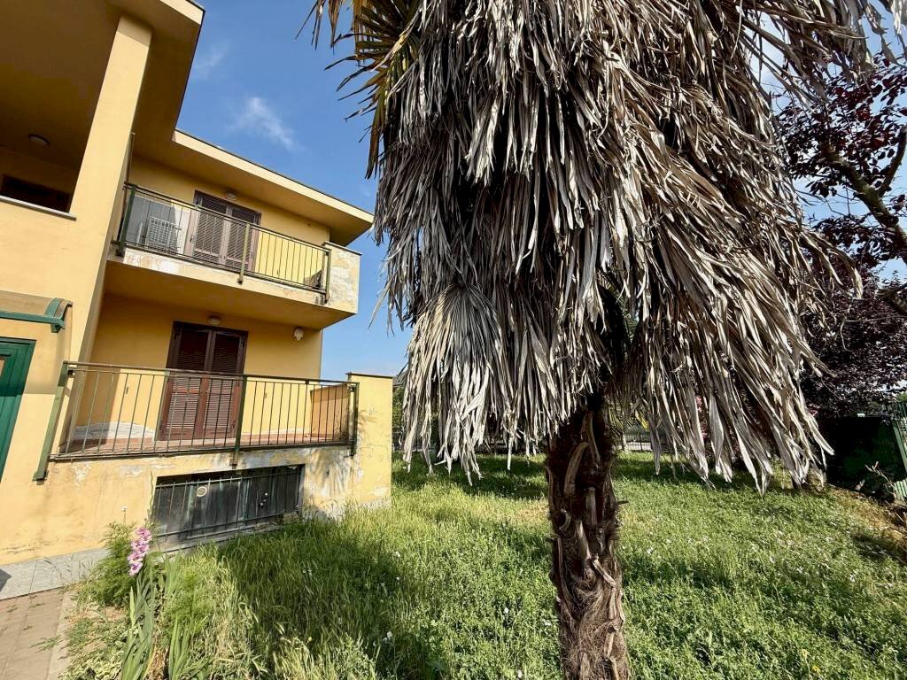 Facciata - Four-room apartment via Giacomo Piscina, 45, Carmagnola - photo 2