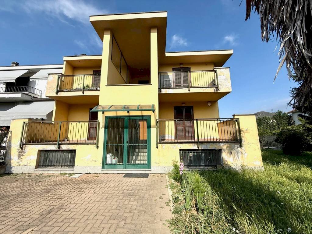 Facciata - Four-room apartment via Giacomo Piscina, 45, Carmagnola - photo 3