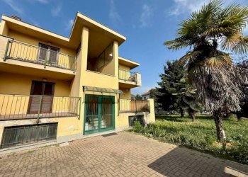 Facciata - Quadrilocale via Giacomo Piscina, 45, Carmagnola - foto 1