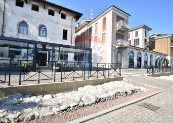 Edificio all\'aperto - Bar Tavola Calda - Fredda corso Marconi
 
73, Arona - foto 7