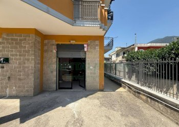 Foto 2 - Locale Commerciale viale europa, Siano - foto 2