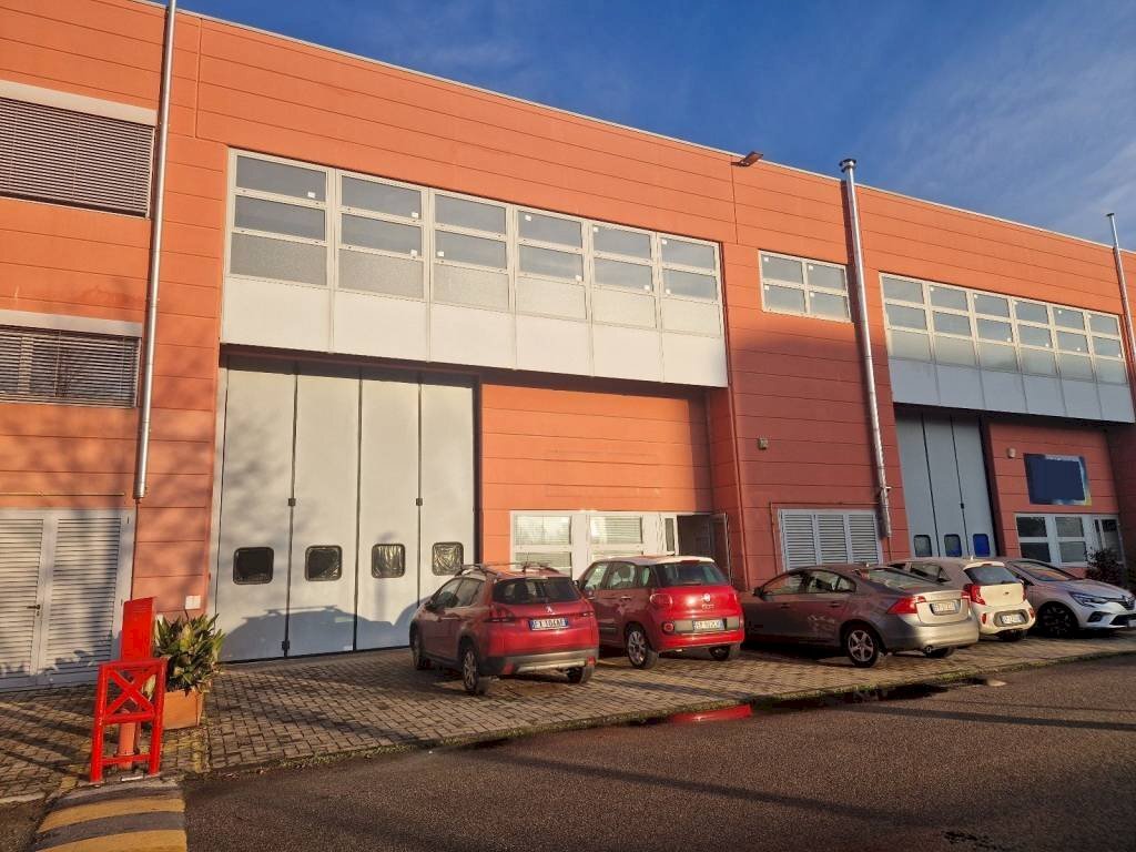 Facciata - Capannone via Isaac Newton, 12, Pero - foto 1