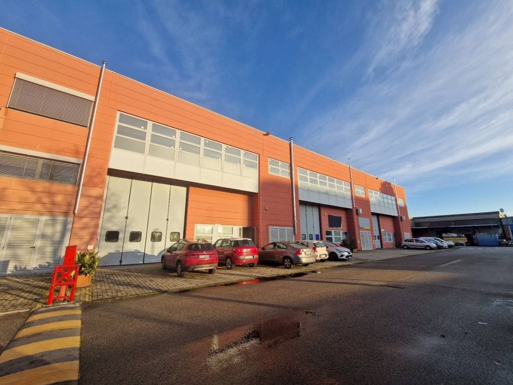 Facciata - Capannone via Isaac Newton, 12, Pero - foto 2