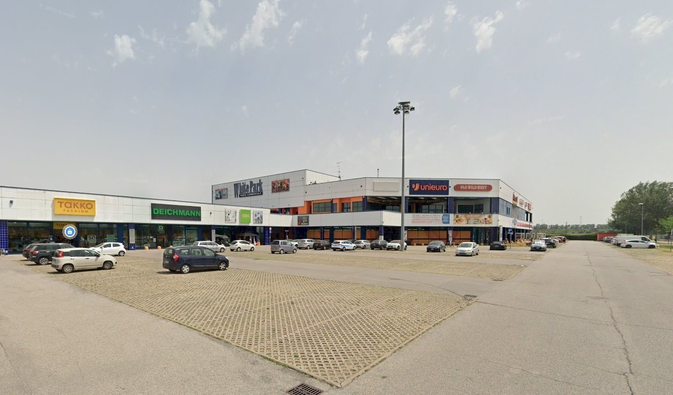 Negozio Via Loves, 11, Cento - foto 2