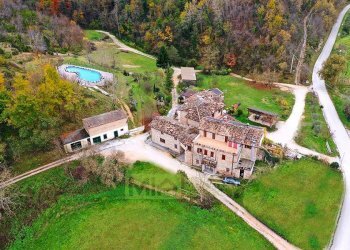 Foto 1 - Attività Commerciale Piane Vecchie
 
1, Comunanza - foto 1