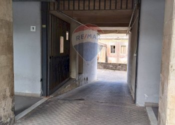 Accesso garage dal passo carraio condominiale - Box Via Giovanni Verga
 
16, Acireale - foto 7