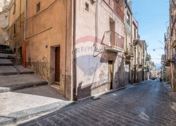 Edificio all\'aperto - Casa semi indipendente Via Altobasso Acquanova
 
23, Caltagirone - foto 1