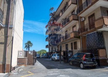 Edificio all\'aperto - Trilocale Via Croce
 
100, Aci Catena - foto 1