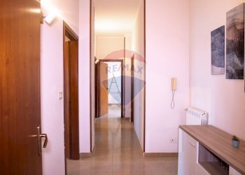 Hall / corridoio - Trilocale Via Croce
 
100, Aci Catena - foto 4