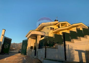 Edificio all\'aperto - Casa indipendente Cervaro - foto 2