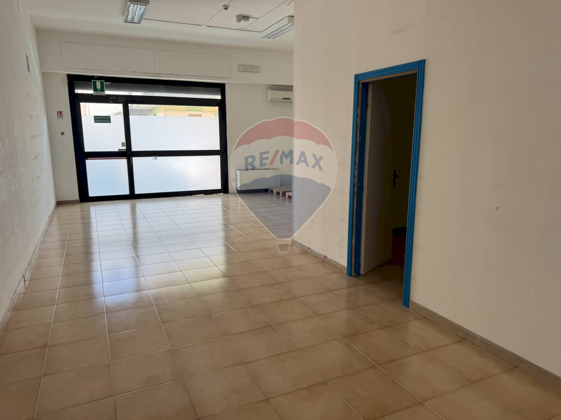 Stanza vuota - Locale Commerciale Via Suor Marcella Arosio
 
15, Triggiano - foto 1