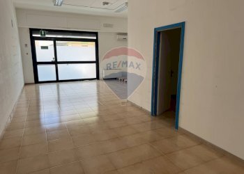 Stanza vuota - Locale Commerciale Via Suor Marcella Arosio
15, Triggiano - foto 1