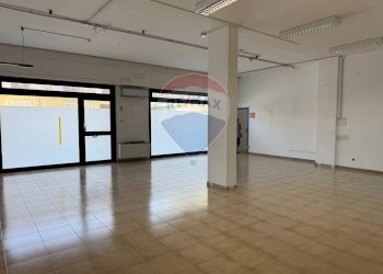 Stanza vuota - Locale Commerciale Via Suor Marcella Arosio
15, Triggiano - foto 8