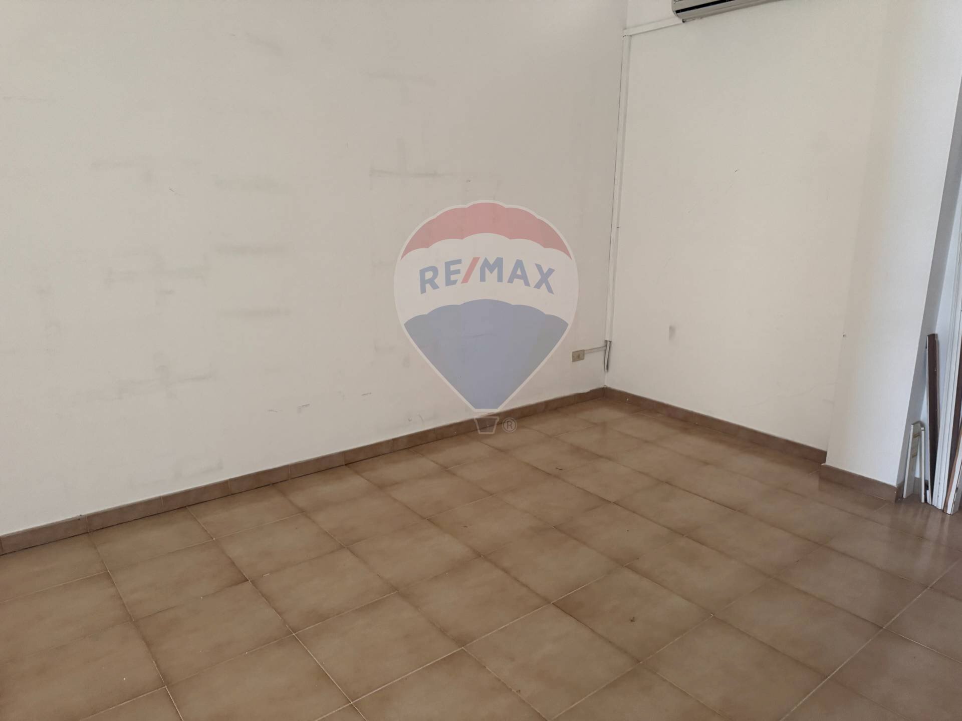 Stanza vuota - Locale Commerciale Via Suor Marcella Arosio
15, Triggiano - foto 3