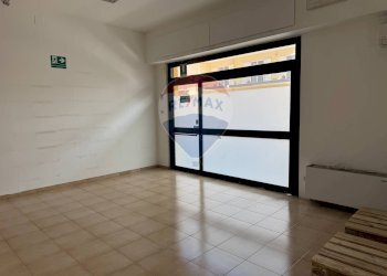 Stanza vuota - Locale Commerciale Via Suor Marcella Arosio
 
15, Triggiano - foto 4