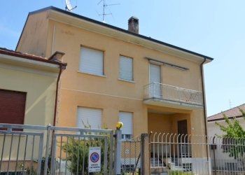 Facciata - Villa via Legnano, 8, Gallarate - foto 1