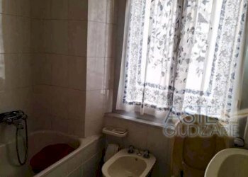 Bagno - Trilocale all'asta via Giacomo Puccini, Genova (zona Sestri Ponente) - foto 8