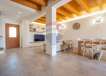 Sala da pranzo - Villa Contrada Sterpari del Garda
 
22, Rocca San Giovanni - foto 7