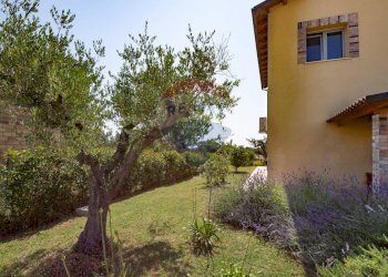 Giardino - Villa Contrada Sterpari del Garda
 
22, Rocca San Giovanni - foto 34