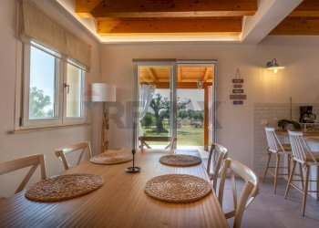 Sala da pranzo - Villa Contrada Sterpari del Garda
 
22, Rocca San Giovanni - foto 27