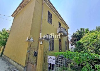 Facciata - Villa via Alessandro Manzoni, Casale Monferrato - foto 1