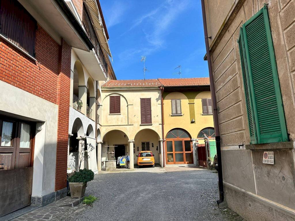 Cortile interno - Quadrilocale via Luigi Buzzetti, 2, Caronno Varesino - foto 1