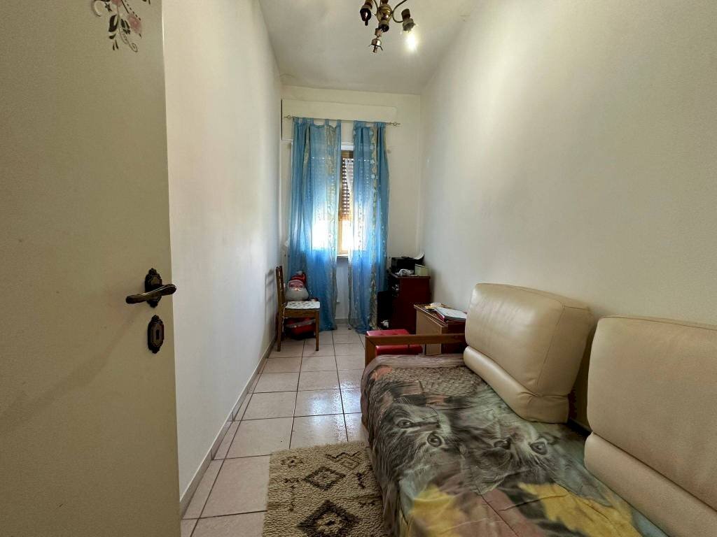 Camera da letto - Quadrilocale via Luigi Buzzetti, 2, Caronno Varesino - foto 3