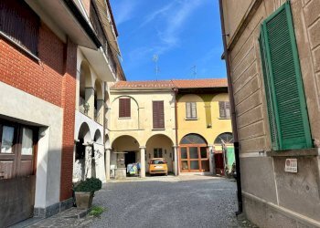 Cortile interno - Quadrilocale via Luigi Buzzetti, 2, Caronno Varesino - foto 1