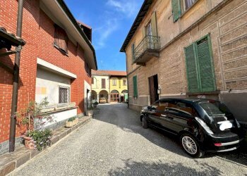 Cortile interno - Quadrilocale via Luigi Buzzetti, 2, Caronno Varesino - foto 24