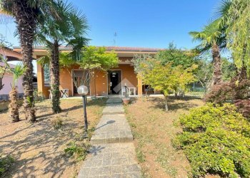 Villa Via Carlo Cattaneo, Arconate - photo 1