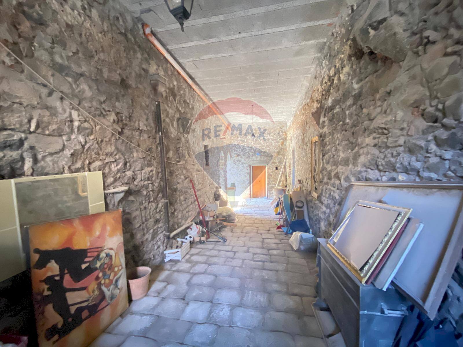 Hall / corridoio - Casa indipendente Via Pozzo Rotondo
 
49, Catania - foto 1