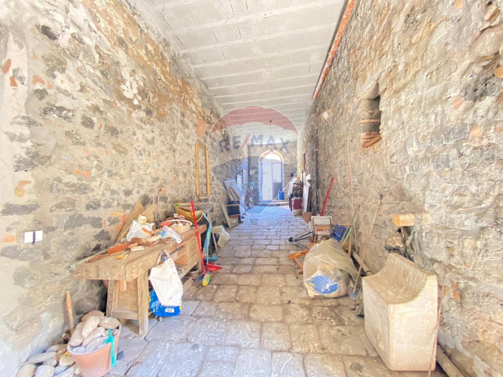 Hall / corridoio - Casa indipendente Via Pozzo Rotondo
 
49, Catania - foto 2