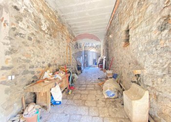 Hall / corridoio - Casa indipendente Via Pozzo Rotondo
 
49, Catania - foto 2