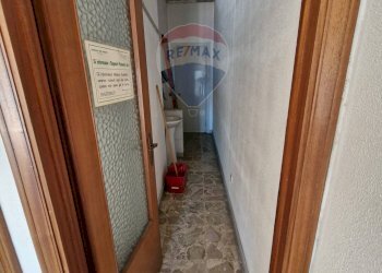 Hall / corridoio - Locale Commerciale Via Vitaliano Brancati
 
18, Gravina di Catania - foto 11