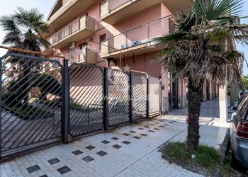 Foto 4 - Negozio via spiaggia
 
111, Mascali - foto 4