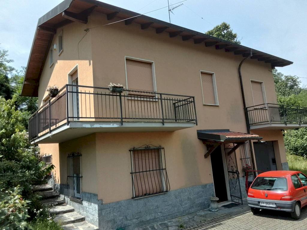 Facciata - Villa via Giuseppe Verdi, Orino - foto 2