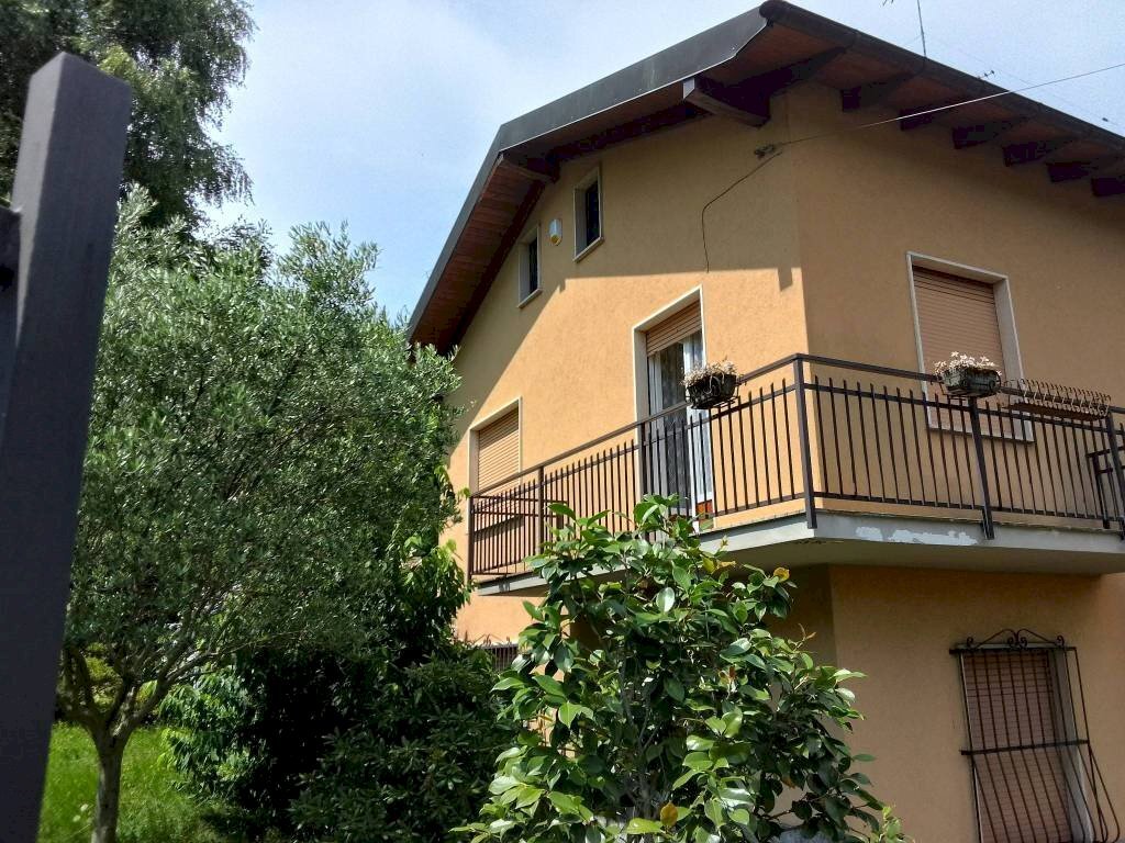 Facciata - Villa via Giuseppe Verdi, Orino - foto 3