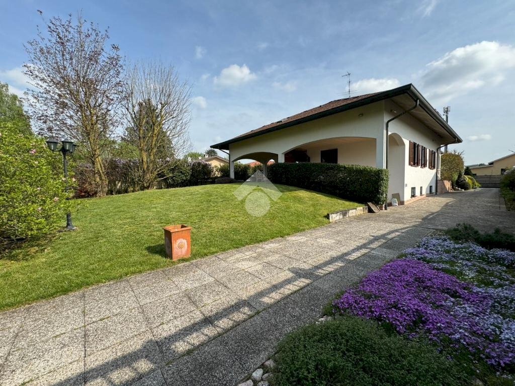 Villa Via Leopardi, Rescaldina - photo 1