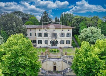 \nFoto 1\n - Castle centro
 
3, Siena - photo 1