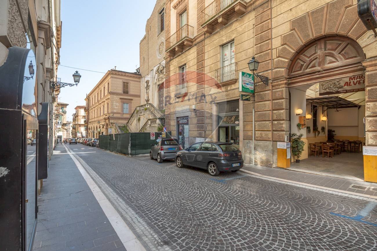 Edificio all\'aperto - Locale Commerciale CORSO MARRUCINO
 
27, Chieti - foto 1