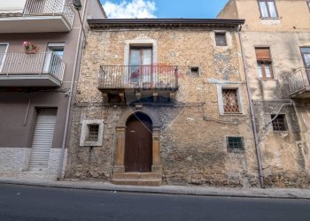 Edificio all\'aperto - Casa semi indipendente Via Giuseppe Garibaldi
 
83, Mirabella Imbaccari - foto 2